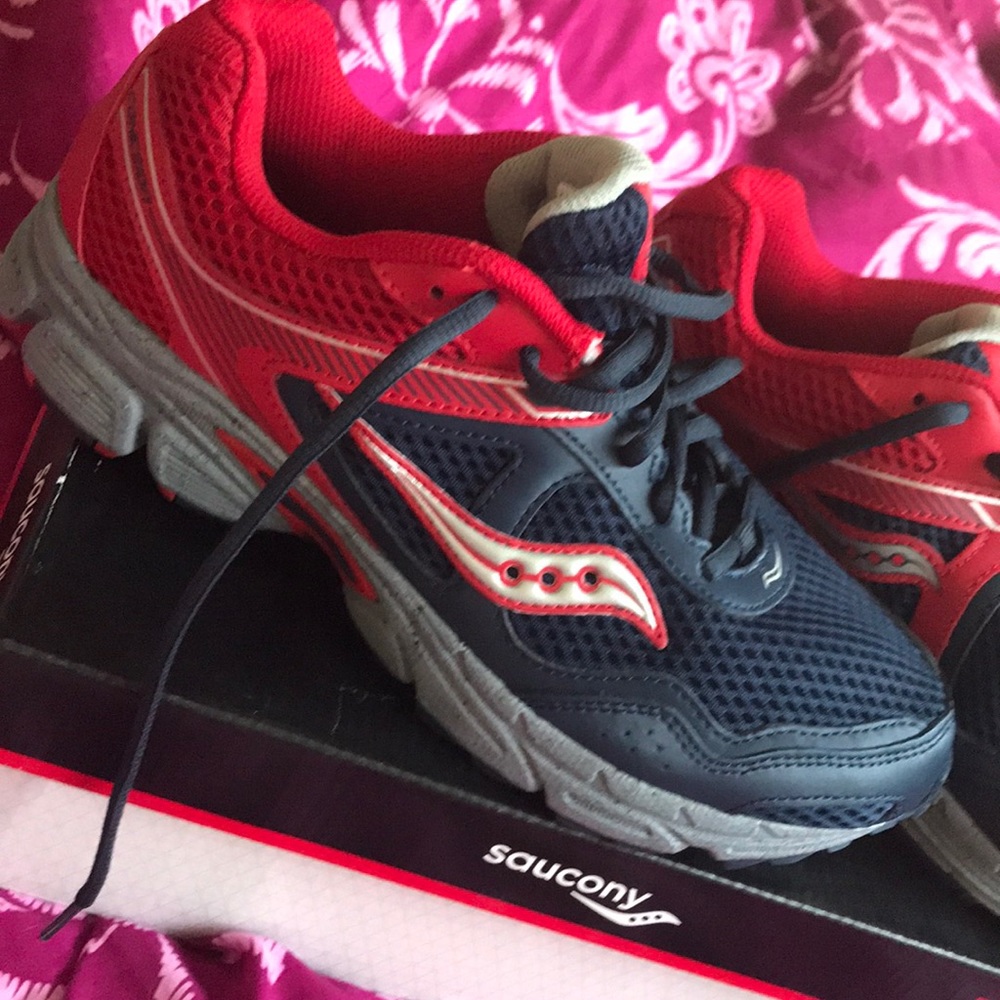 BNWT Saucony Cohesion 10 LTT size 6.5 boys